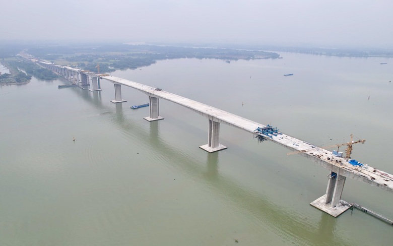 To&agrave;n cảnh cầu Nhơn Trạch sắp hợp long, đường dẫn đ&atilde; thảm nhựa