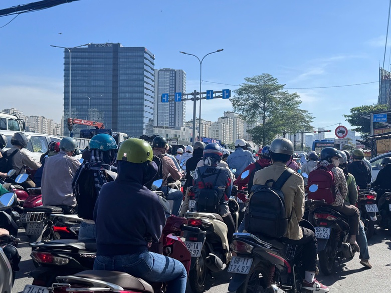 V&igrave; sao c&oacute; hầm chui hơn 800 tỷ, n&uacute;t giao Nguyễn Văn Linh - Nguyễn Hữu Thọ vẫn &ugrave;n tắc?- Ảnh 4.