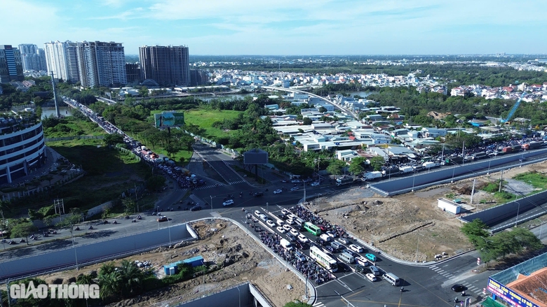 V&igrave; sao c&oacute; hầm chui hơn 800 tỷ, n&uacute;t giao Nguyễn Văn Linh - Nguyễn Hữu Thọ vẫn &ugrave;n tắc?- Ảnh 1.