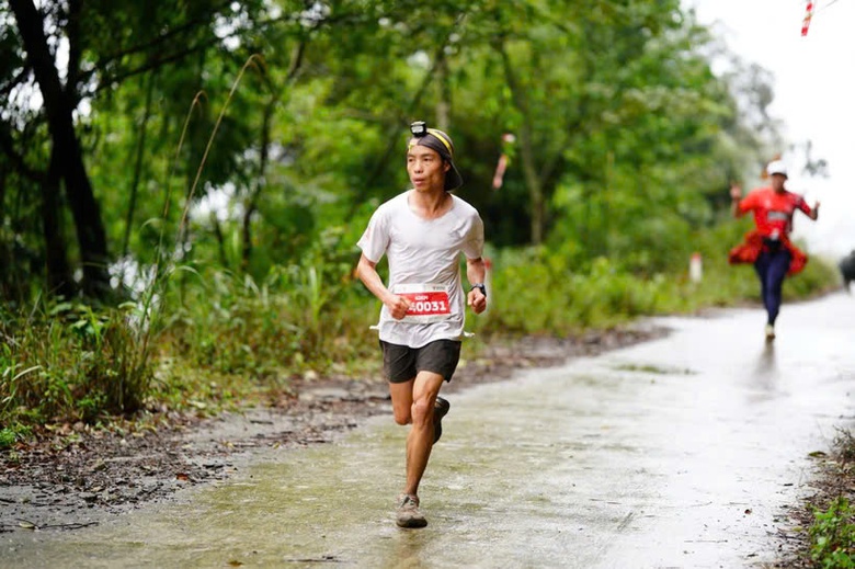 VĐV cao chưa tới 1m50 v&ocirc; địch giải chạy Tam Đảo City Trail 2025- Ảnh 1.