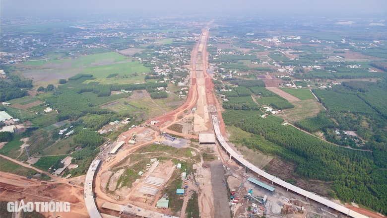 Thảm những m&eacute;t b&ecirc; t&ocirc;ng nhựa đầu ti&ecirc;n ở dự &aacute;n th&agrave;nh phần 2 cao tốc Bi&ecirc;n H&ograve;a - Vũng T&agrave;u- Ảnh 5.