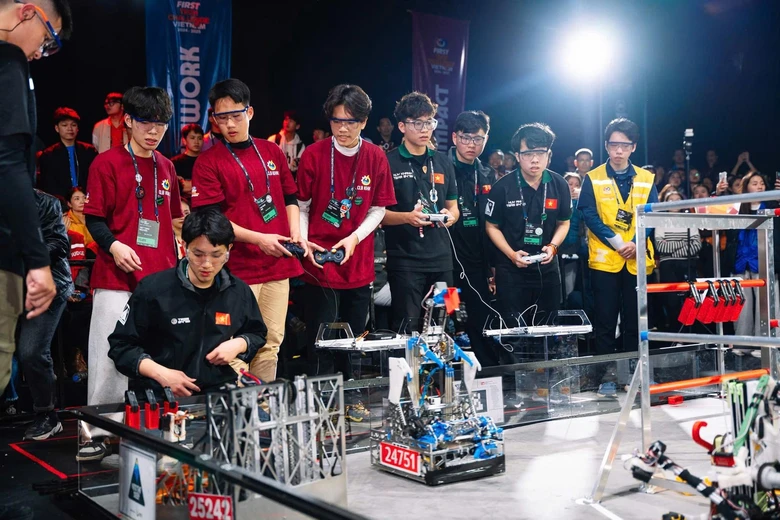 Học sinh trường Ams v&ocirc; địch đấu trường Robotics- Ảnh 2.