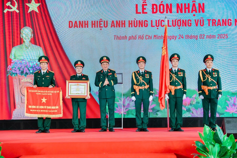 Khoa Hồi sức t&iacute;ch cực Bệnh viện Qu&acirc;n y 175 đ&oacute;n nhận danh hiệu Anh h&ugrave;ng lần 2- Ảnh 3.