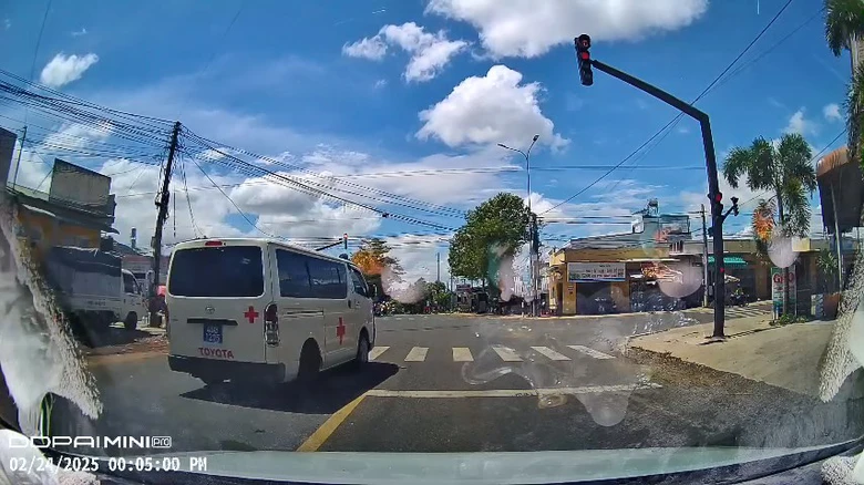 Xe cứu thương vượt đ&egrave;n đỏ t&ocirc;ng một học sinh trọng thương đ&atilde; qu&aacute; hạn đăng kiểm- Ảnh 1.