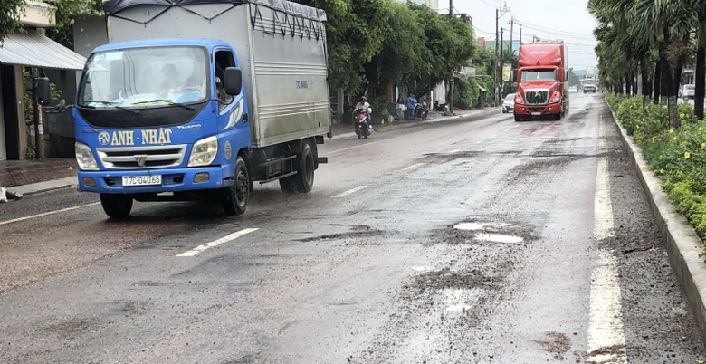 Bộ GTVT phản hồi kiến nghị sửa chữa hư hỏng trên quốc lộ 1 qua Bình Định- Ảnh 1. Bộ GTVT phản hồi kiến nghị sửa chữa hư hỏng trên quốc lộ 1 qua Bình Định- Ảnh 1.