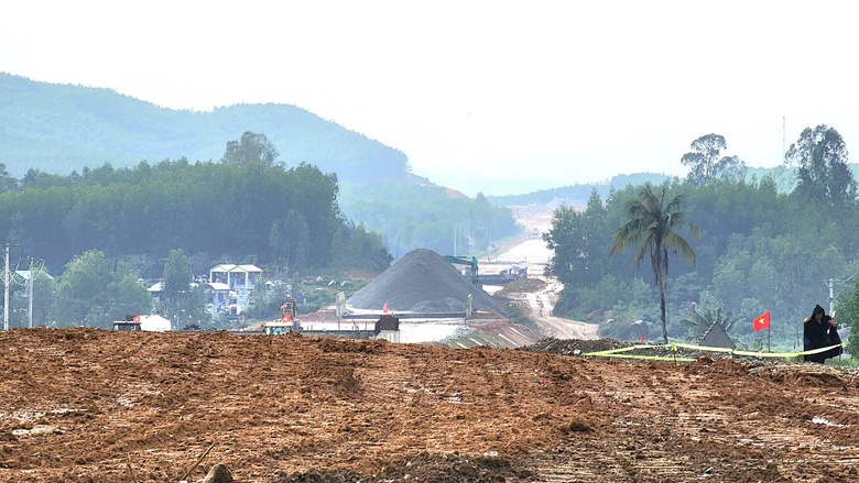 Không để mưa lớn cản tiến độ cao tốc Quảng Ngãi - Hoài Nhơn- Ảnh 1. Không để mưa lớn cản tiến độ cao tốc Quảng Ngãi - Hoài Nhơn- Ảnh 1.