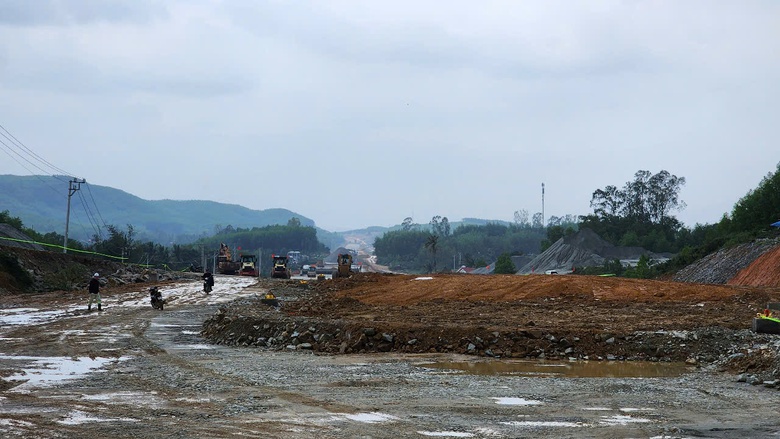 Không để mưa lớn cản tiến độ cao tốc Quảng Ngãi - Hoài Nhơn- Ảnh 3. Không để mưa lớn cản tiến độ cao tốc Quảng Ngãi - Hoài Nhơn- Ảnh 3.