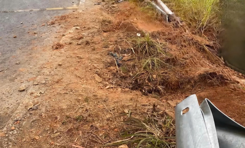 Hai người tử vong trong vụ xe đầu kéo lao xuống vực ở Sơn La- Ảnh 2. Hai người tử vong trong vụ xe đầu kéo lao xuống vực ở Sơn La- Ảnh 2.