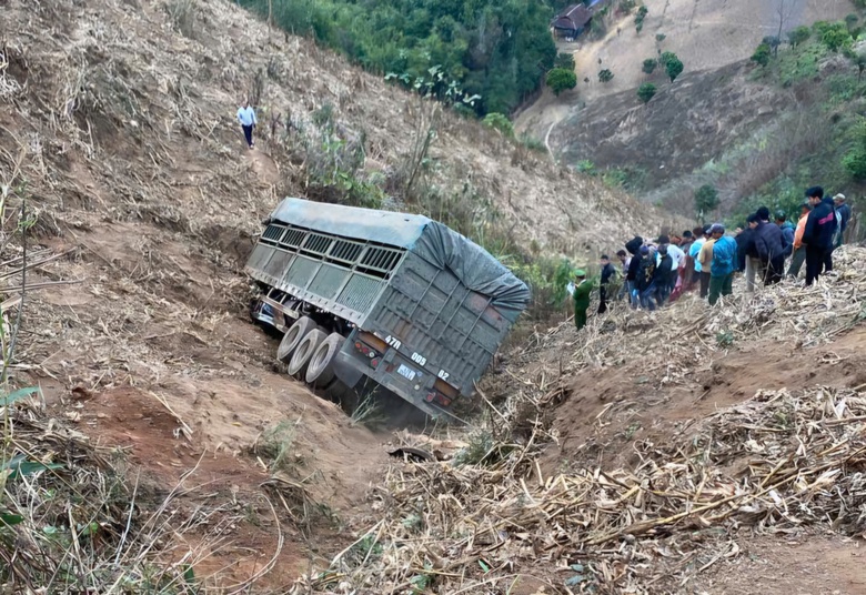 Hai người tử vong trong vụ xe đầu kéo lao xuống vực ở Sơn La- Ảnh 1. Hai người tử vong trong vụ xe đầu kéo lao xuống vực ở Sơn La- Ảnh 1.