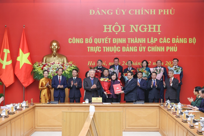 Thủ tướng trao quyết định th&agrave;nh lập 15 đảng bộ trực thuộc Đảng ủy Ch&iacute;nh phủ- Ảnh 4.