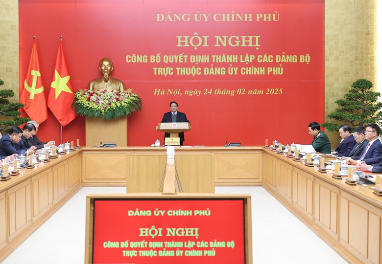 Thủ tướng trao quyết định th&agrave;nh lập 15 đảng bộ trực thuộc Đảng ủy Ch&iacute;nh phủ- Ảnh 2.