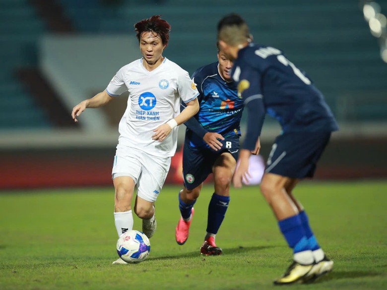 V-League 2024-2025: Thắng dễ B&igrave;nh Định, Nam Định trở lại ng&ocirc;i đầu bảng- Ảnh 1.