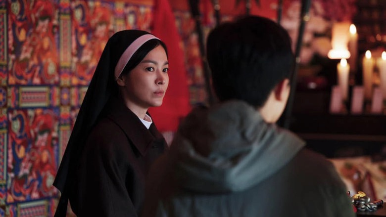 "Nữ tu b&oacute;ng tối" của Song Hye Kyo h&iacute;t kh&oacute;i "Nh&agrave; gia ti&ecirc;n" của Huỳnh Lập ở rạp Việt- Ảnh 3.