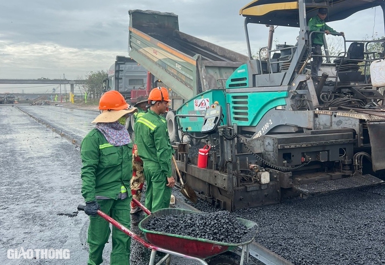 Thảm những m&eacute;t b&ecirc; t&ocirc;ng nhựa đầu ti&ecirc;n ở dự &aacute;n th&agrave;nh phần 2 cao tốc Bi&ecirc;n H&ograve;a - Vũng T&agrave;u- Ảnh 3.