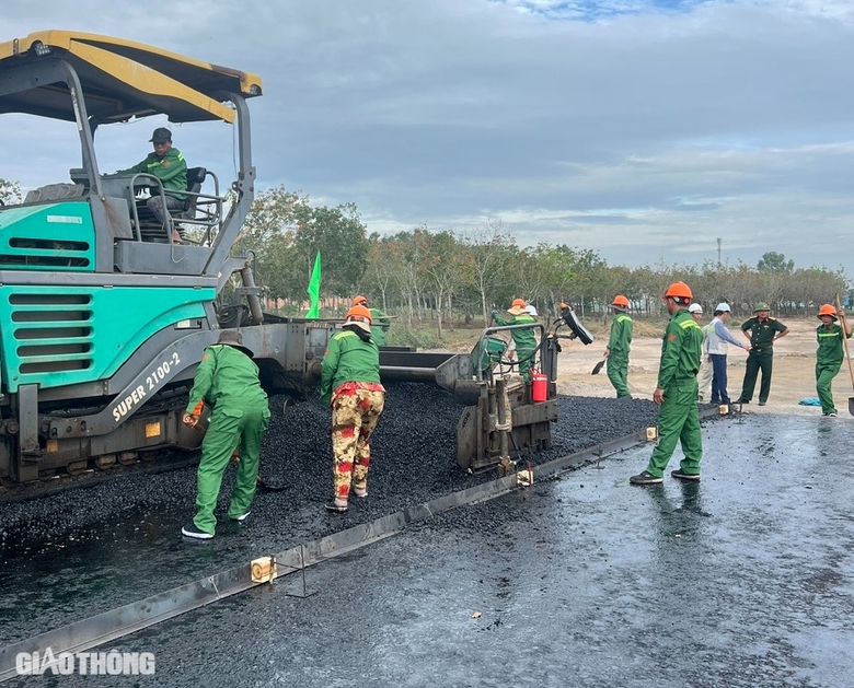 Thảm những m&eacute;t b&ecirc; t&ocirc;ng nhựa đầu ti&ecirc;n ở dự &aacute;n th&agrave;nh phần 2 cao tốc Bi&ecirc;n H&ograve;a - Vũng T&agrave;u- Ảnh 4.