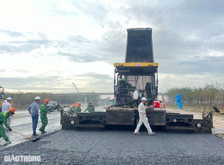 Thảm những m&eacute;t b&ecirc; t&ocirc;ng nhựa đầu ti&ecirc;n ở dự &aacute;n th&agrave;nh phần 2 cao tốc Bi&ecirc;n H&ograve;a - Vũng T&agrave;u- Ảnh 2.