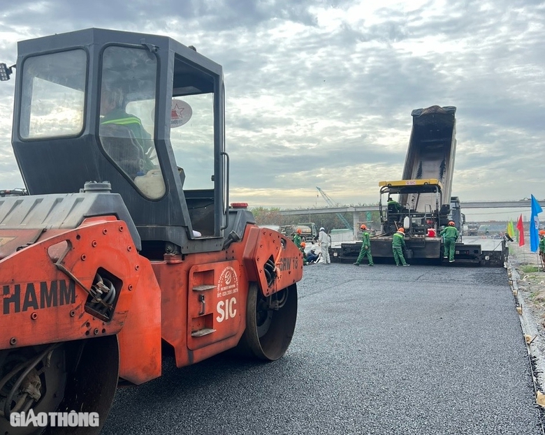 Thảm những m&eacute;t b&ecirc; t&ocirc;ng nhựa đầu ti&ecirc;n ở dự &aacute;n th&agrave;nh phần 2 cao tốc Bi&ecirc;n H&ograve;a - Vũng T&agrave;u- Ảnh 1.