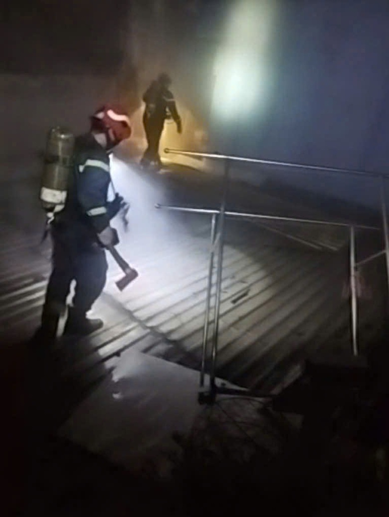 Cháy lớn ở cửa hàng bánh kem, 8 người mắc kẹt- Ảnh 3. Cháy lớn ở cửa hàng bánh kem, 8 người mắc kẹt- Ảnh 3.