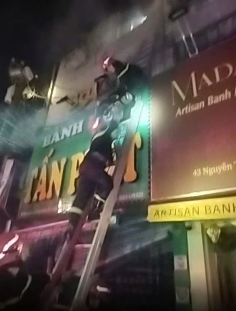 Cháy lớn ở cửa hàng bánh kem, 8 người mắc kẹt- Ảnh 2. Cháy lớn ở cửa hàng bánh kem, 8 người mắc kẹt- Ảnh 2.