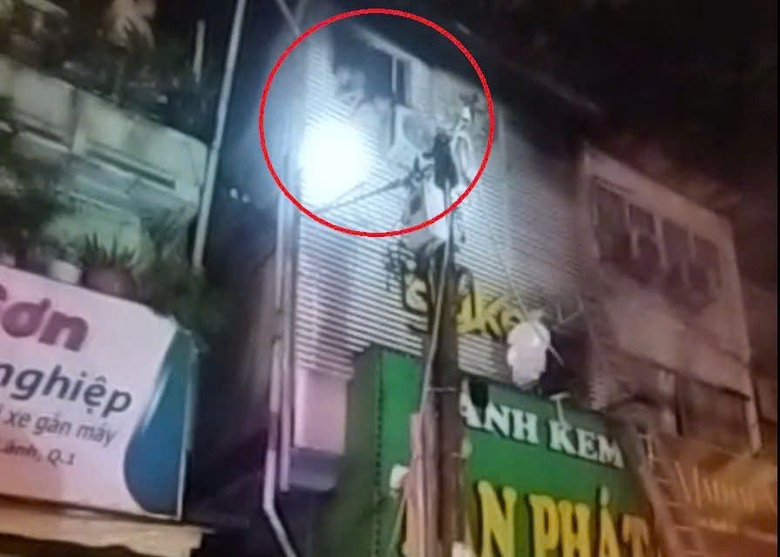 Cháy lớn ở cửa hàng bánh kem, 8 người mắc kẹt- Ảnh 5. Cháy lớn ở cửa hàng bánh kem, 8 người mắc kẹt- Ảnh 5.