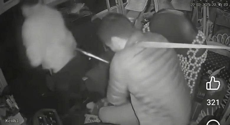 Công an xác minh clip hành hung tài xế xe khách tại Bắc Giang- Ảnh 3. Công an xác minh clip hành hung tài xế xe khách tại Bắc Giang- Ảnh 3.