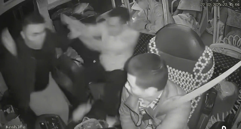 Công an xác minh clip hành hung tài xế xe khách tại Bắc Giang- Ảnh 2. Công an xác minh clip hành hung tài xế xe khách tại Bắc Giang- Ảnh 2.