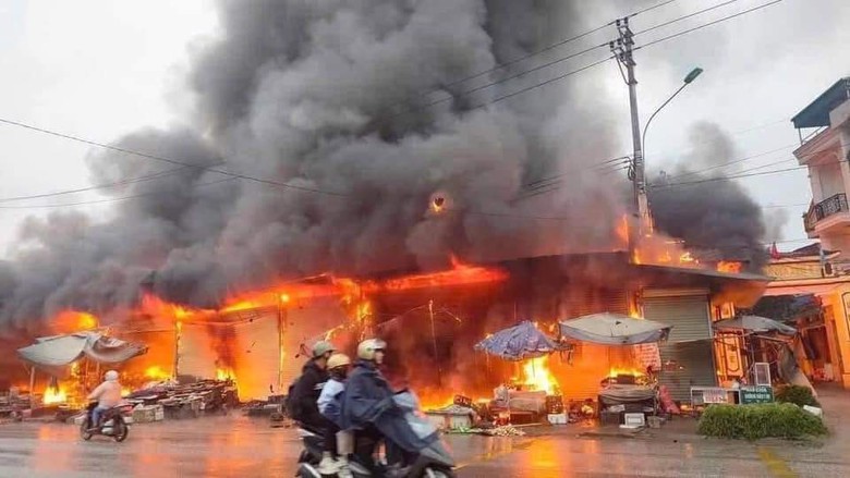 Ch&aacute;y chợ ở Tuy&ecirc;n Quang, tiểu thương kh&oacute;c r&ograve;ng- Ảnh 1.