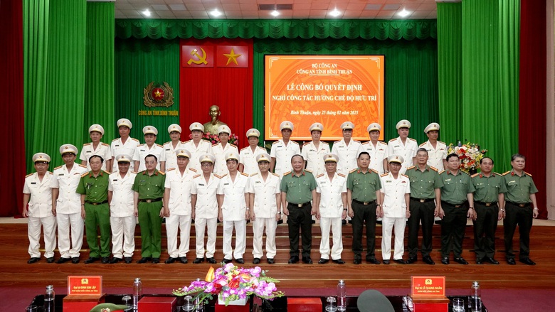 23 c&aacute;n bộ c&ocirc;ng an cấp trưởng, ph&oacute; ph&ograve;ng ở B&igrave;nh Thuận xin nghỉ hưu trước tuổi- Ảnh 2.