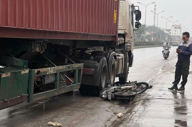 Xe máy va chạm xe container, người đàn ông tử vong thương tâm- Ảnh 1. Xe máy va chạm xe container, người đàn ông tử vong thương tâm- Ảnh 1.