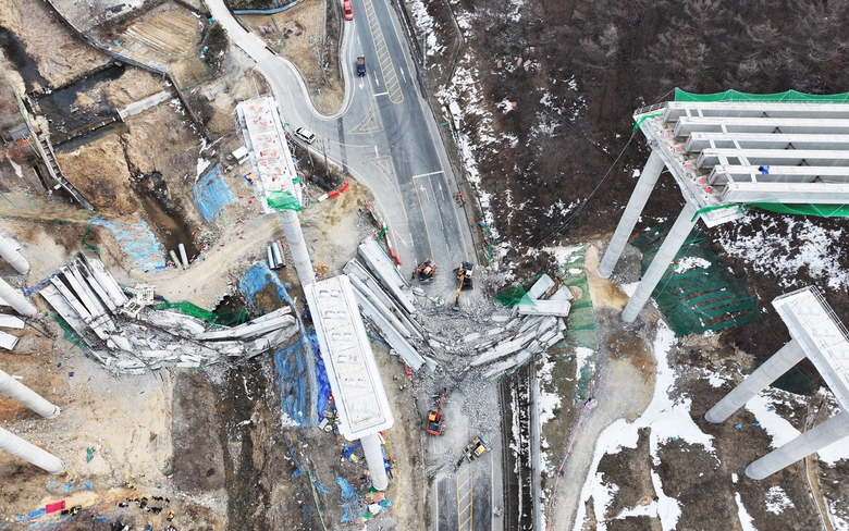 Sập cầu đang thi c&ocirc;ng ở H&agrave;n Quốc: Số người thiệt mạng tăng l&ecirc;n 4