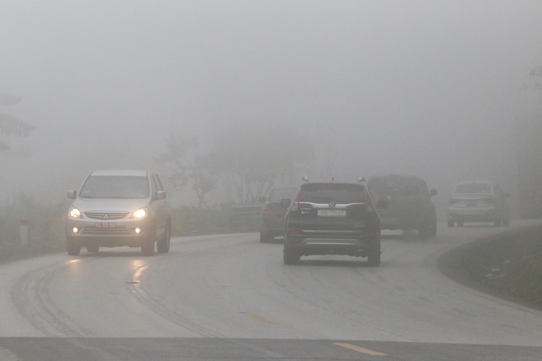 Lái xe căng mình vượt qua sương mù trên quốc lộ vừa xảy ra tai nạn khiến 6 người chết- Ảnh 9. Lái xe căng mình vượt qua sương mù trên quốc lộ vừa xảy ra tai nạn khiến 6 người chết- Ảnh 9.