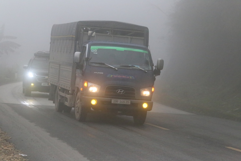 Lái xe căng mình vượt qua sương mù trên quốc lộ vừa xảy ra tai nạn khiến 6 người chết- Ảnh 7. Lái xe căng mình vượt qua sương mù trên quốc lộ vừa xảy ra tai nạn khiến 6 người chết- Ảnh 7.