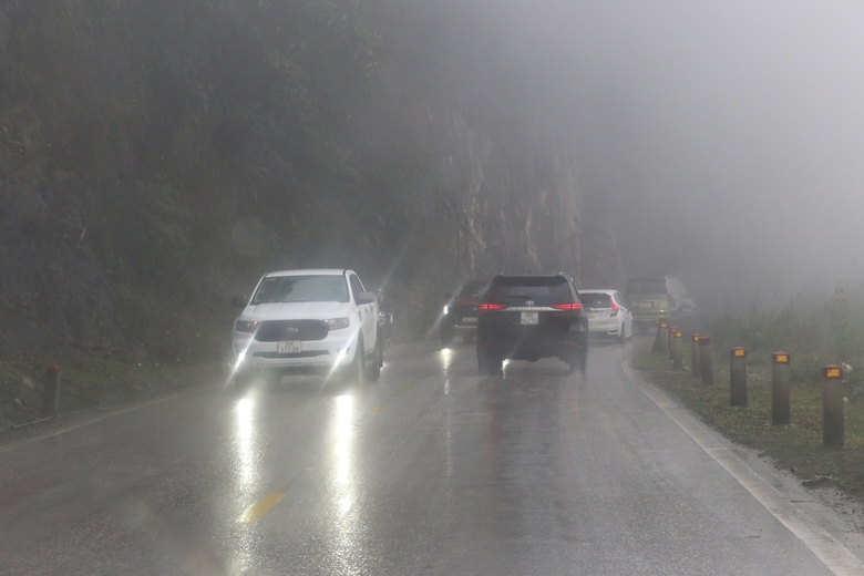 Lái xe căng mình vượt qua sương mù trên quốc lộ vừa xảy ra tai nạn khiến 6 người chết- Ảnh 10. Lái xe căng mình vượt qua sương mù trên quốc lộ vừa xảy ra tai nạn khiến 6 người chết- Ảnh 10.