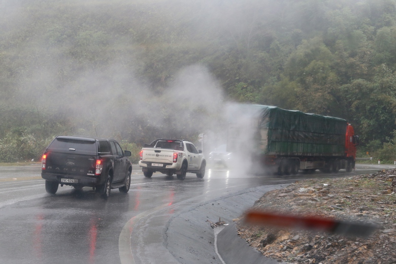 Lái xe căng mình vượt qua sương mù trên quốc lộ vừa xảy ra tai nạn khiến 6 người chết- Ảnh 11. Lái xe căng mình vượt qua sương mù trên quốc lộ vừa xảy ra tai nạn khiến 6 người chết- Ảnh 11.
