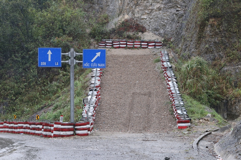 Lái xe căng mình vượt qua sương mù trên quốc lộ vừa xảy ra tai nạn khiến 6 người chết- Ảnh 17. Lái xe căng mình vượt qua sương mù trên quốc lộ vừa xảy ra tai nạn khiến 6 người chết- Ảnh 17.