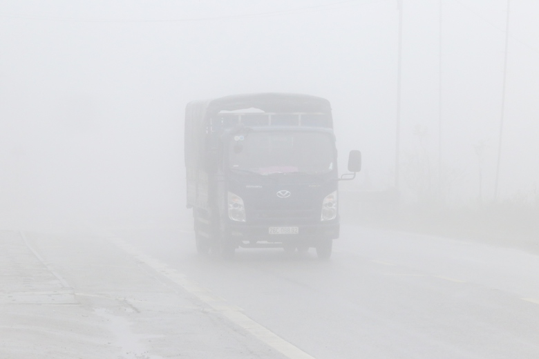 Lái xe căng mình vượt qua sương mù trên quốc lộ vừa xảy ra tai nạn khiến 6 người chết- Ảnh 18. Lái xe căng mình vượt qua sương mù trên quốc lộ vừa xảy ra tai nạn khiến 6 người chết- Ảnh 18.