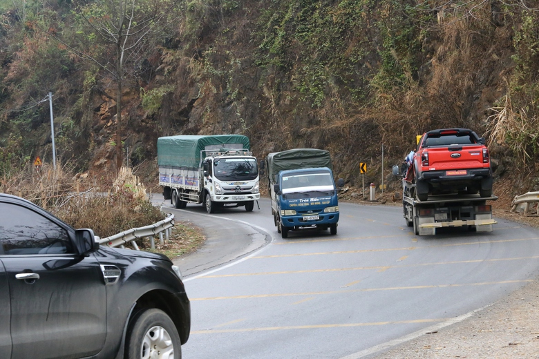 Lái xe căng mình vượt qua sương mù trên quốc lộ vừa xảy ra tai nạn khiến 6 người chết- Ảnh 4. Lái xe căng mình vượt qua sương mù trên quốc lộ vừa xảy ra tai nạn khiến 6 người chết- Ảnh 4.