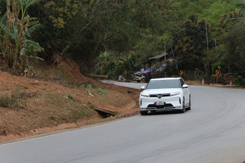 Lái xe căng mình vượt qua sương mù trên quốc lộ vừa xảy ra tai nạn khiến 6 người chết- Ảnh 1. Lái xe căng mình vượt qua sương mù trên quốc lộ vừa xảy ra tai nạn khiến 6 người chết- Ảnh 1.