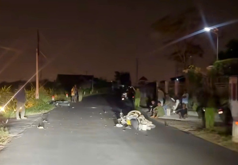 Hai xe máy tông nhau giữa đêm khuya, người phụ nữ tử vong thương tâm- Ảnh 1. Hai xe máy tông nhau giữa đêm khuya, người phụ nữ tử vong thương tâm- Ảnh 1.