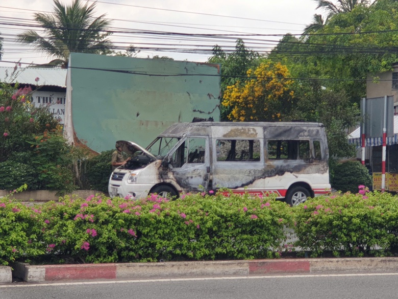 Xe cứu thương bốc cháy ngùn ngụt trên quốc lộ 13- Ảnh 2. Xe cứu thương bốc cháy ngùn ngụt trên quốc lộ 13- Ảnh 2.