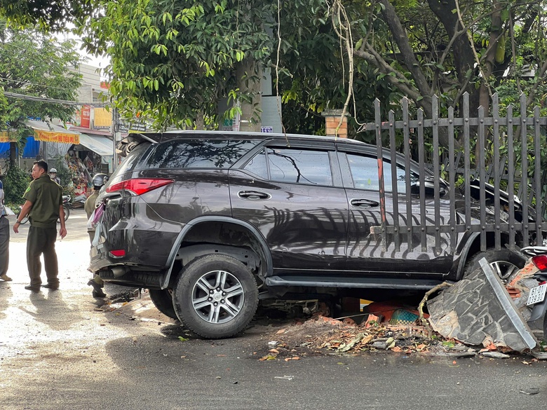 &Ocirc; t&ocirc; 7 chỗ h&uacute;c đổ tường r&agrave;o nh&agrave; d&acirc;n, t&agrave;i xế hoảng loạn- Ảnh 2.