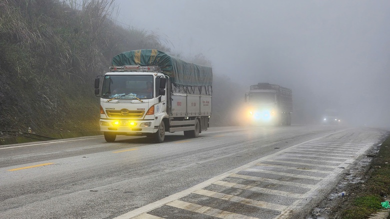 Sương m&ugrave; phủ d&agrave;y đặc tr&ecirc;n QL6, CSGT thường xuy&ecirc;n tuần tra, ph&aacute;t loa cảnh b&aacute;o- Ảnh 1.