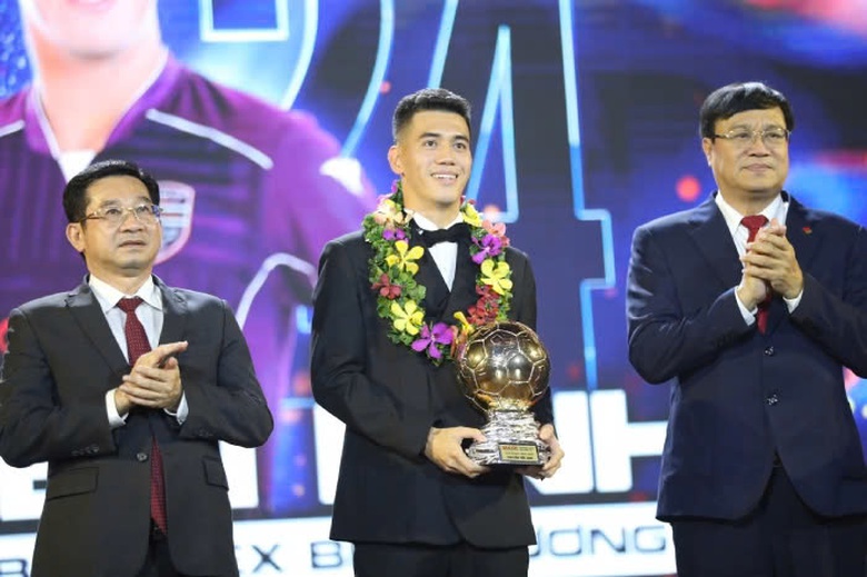 Tiến Linh lần đầu nhận Quả bóng Vàng Việt Nam- Ảnh 1. Tiến Linh lần đầu nhận Quả bóng Vàng Việt Nam- Ảnh 1.