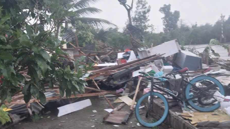 Dông lốc làm hư hỏng trường học và nhiều nhà dân ở Cà Mau- Ảnh 1. Dông lốc làm hư hỏng trường học và nhiều nhà dân ở Cà Mau- Ảnh 1.