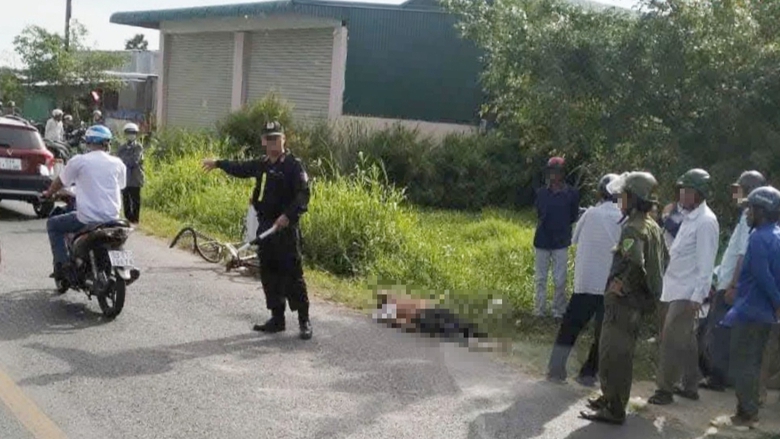 &Ocirc; t&ocirc; va chạm xe đạp tr&ecirc;n QL1 qua C&agrave; Mau, một người tử vong tại chỗ- Ảnh 1.