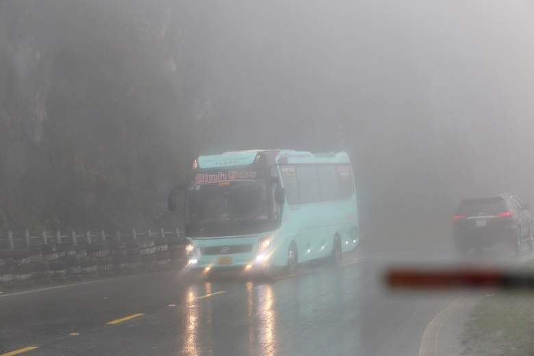 Sương m&ugrave; phủ d&agrave;y đặc tr&ecirc;n QL6, CSGT thường xuy&ecirc;n tuần tra, ph&aacute;t loa cảnh b&aacute;o- Ảnh 16.