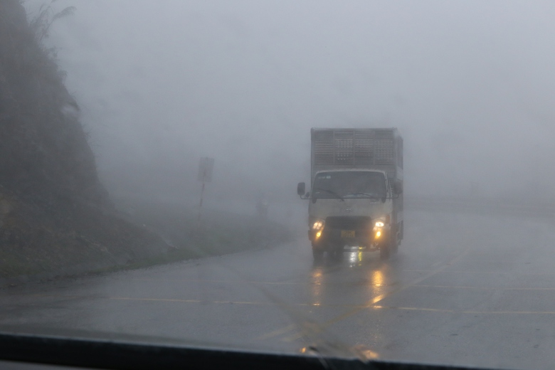 Sương m&ugrave; phủ d&agrave;y đặc tr&ecirc;n QL6, CSGT thường xuy&ecirc;n tuần tra, ph&aacute;t loa cảnh b&aacute;o- Ảnh 17.