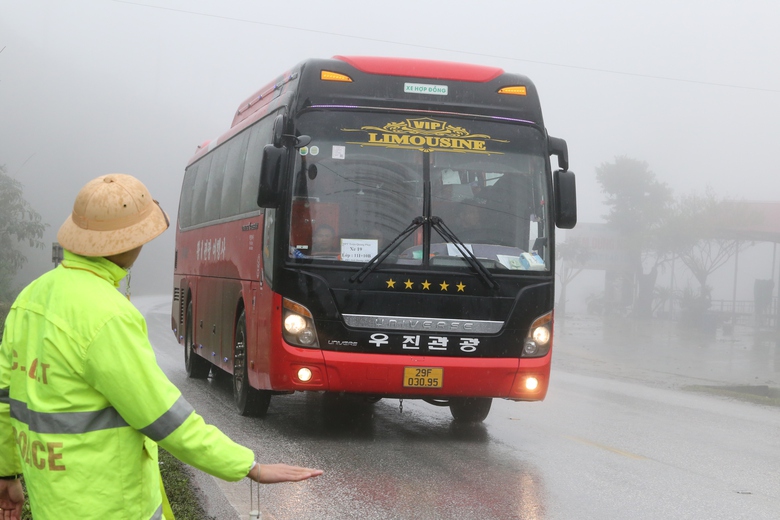 Sương m&ugrave; phủ d&agrave;y đặc tr&ecirc;n QL6, CSGT thường xuy&ecirc;n tuần tra, ph&aacute;t loa cảnh b&aacute;o- Ảnh 4.