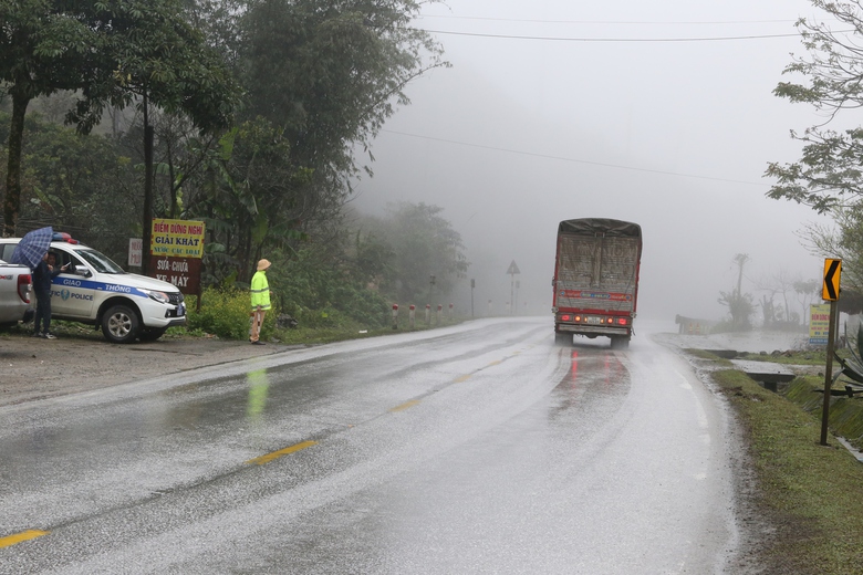 Sương m&ugrave; phủ d&agrave;y đặc tr&ecirc;n QL6, CSGT thường xuy&ecirc;n tuần tra, ph&aacute;t loa cảnh b&aacute;o- Ảnh 15.