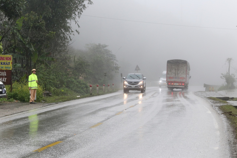 Sương m&ugrave; phủ d&agrave;y đặc tr&ecirc;n QL6, CSGT thường xuy&ecirc;n tuần tra, ph&aacute;t loa cảnh b&aacute;o- Ảnh 7.